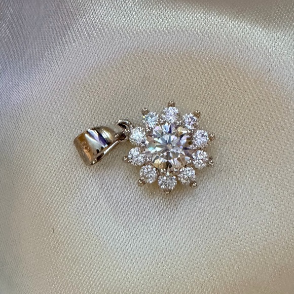 Flawless 2ct Moissanite snowflake silver pendant - Picture 5 of 7